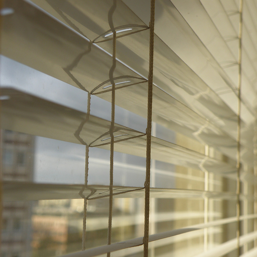 B&uuml;rofenster - k&uuml;hlende Tipps f&uuml;r die hei&szlig;en Sommertage im B&uuml;ro